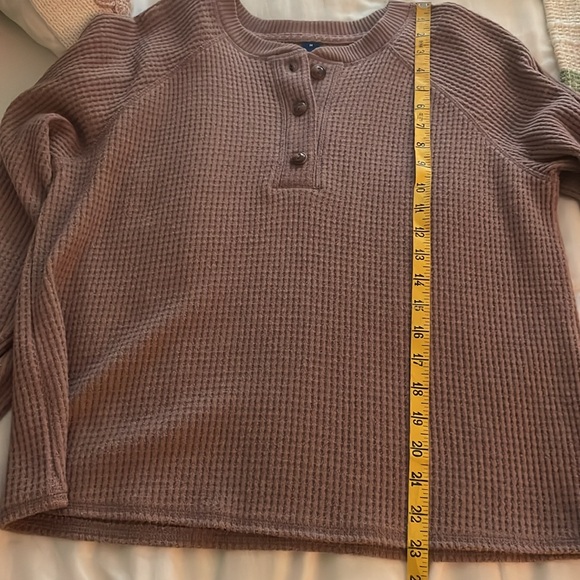 Old Navy waffle top, 3 button, mauve colored, women’s Medium - Picture 4 of 7